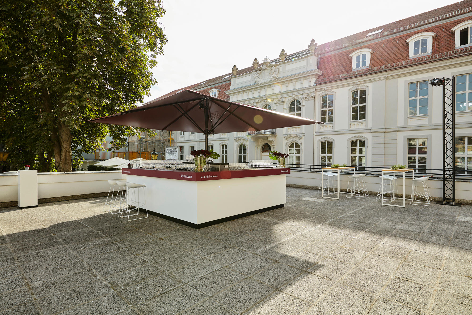 Terrasse mit braunen Sonnenschirmen